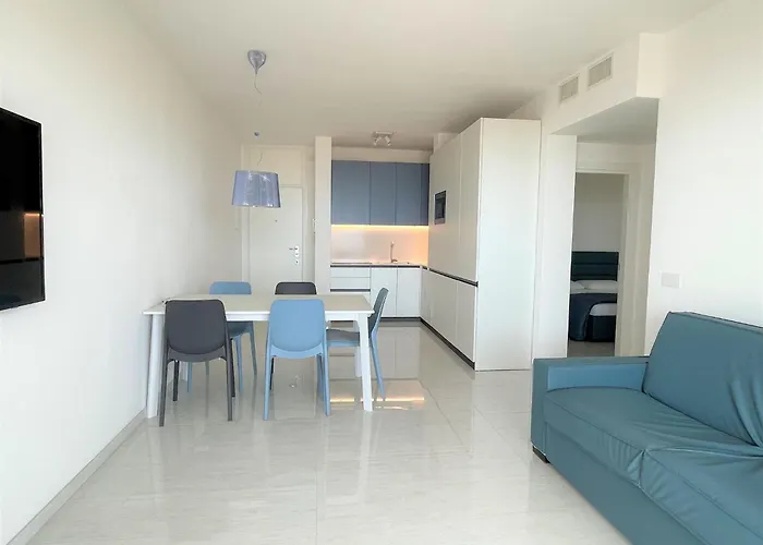 公寓 In A Prime Seafront Location 比比翁