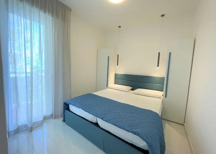 公寓 In A Prime Seafront Location 比比翁