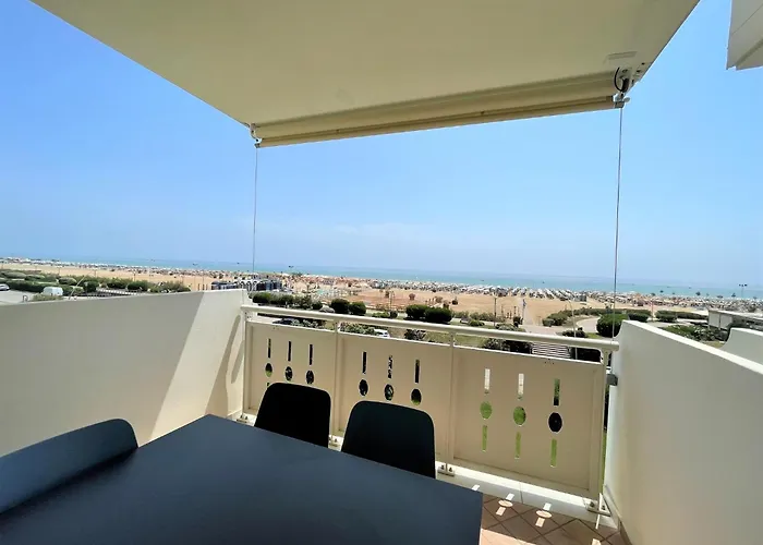 Διαμέρισμα In A Prime Seafront Location *